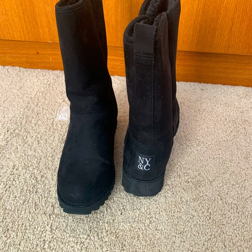 Comfortable women black platform New York & Company boots.